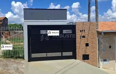 Imagem: A casa possui 2 Dormitórios, 3 Banheiros, 2 Vagas na garagem