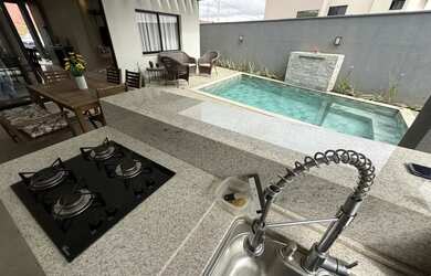 Imagem: A casa em condomínio possui 4 Dormitórios, 5 Banheiros, 4