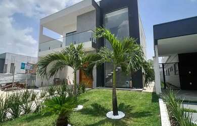 Imagem: A casa possui 3 Dormitórios, 2 Banheiros, 4 Vagas na garagem