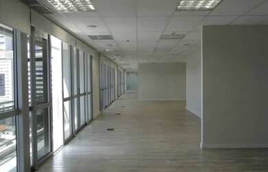 Imagem: O depósito possui 5 Vagas na garagem, 400m² de Área e está