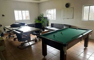 Imagem: O depósito possui 5 Vagas na garagem, 826m² de Área e está