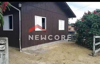 Imagem: A casa possui 4 Dormitórios, 2 Banheiros, 2 Vagas na garagem