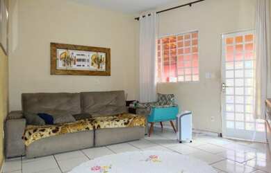 Imagem: A casa possui 3 Dormitórios, 3 Banheiros, 2 Vagas na garagem