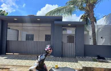 Imagem: A casa possui 2 Dormitórios, 1 Banheiro, 2 Vagas na garagem