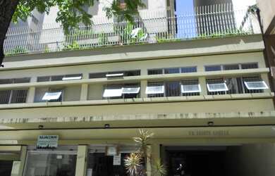 Imagem: O apartamento possui 1 Dormitório, 1 Banheiro, 1 Vaga na garagem