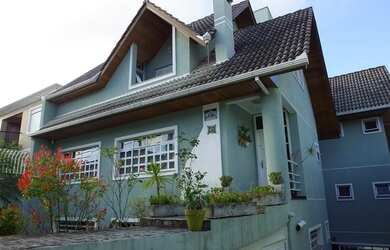 Imagem: A casa possui 5 Dormitórios, 4 Banheiros, 5 Vagas na garagem