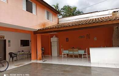 Imagem: A casa possui 4 Dormitórios, 2 Banheiros, 3 Vagas na garagem