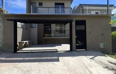 Imagem: A casa possui 3 Dormitórios, 3 Banheiros, 2 Vagas na garagem