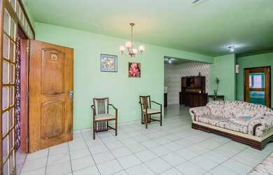 Imagem: A casa possui 5 Dormitórios, 5 Banheiros, 2 Vagas na garagem