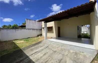 Imagem: A casa possui 2 Dormitórios, 2 Banheiros, 2 Vagas na garagem