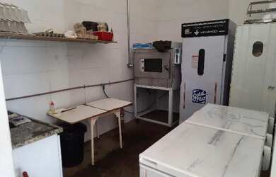 Imagem: O depósito possui 3 Vagas na garagem, 200m² de Área e está