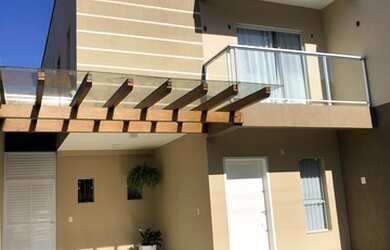 Imagem: A casa possui 3 Dormitórios, 3 Banheiros, 2 Vagas na garagem