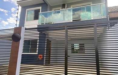 Imagem: A casa possui 3 Dormitórios, 3 Banheiros, 2 Vagas na garagem