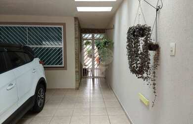 Imagem: A casa possui 3 Dormitórios, 3 Banheiros, 2 Vagas na garagem