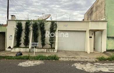 Imagem: A casa possui 3 Dormitórios, 1 Banheiro, 2 Vagas na garagem