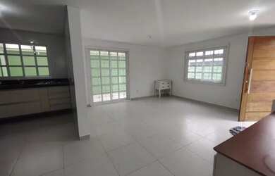 Imagem: A casa possui 3 Dormitórios, 3 Banheiros, 2 Vagas na garagem