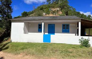 Imagem: A casa possui 3 Dormitórios, 1 Banheiro, 4 Vagas na garagem