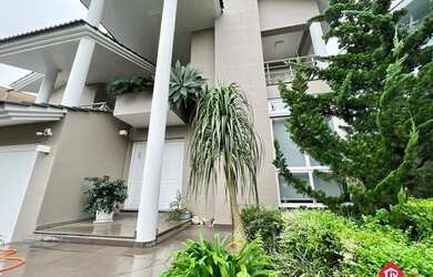 Imagem: A casa possui 3 Dormitórios, 3 Banheiros, 3 Vagas na garagem