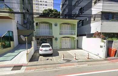 Imagem: A casa possui 5 Dormitórios, 4 Banheiros, 4 Vagas na garagem