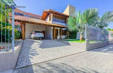 Imagem: A casa possui 4 Dormitórios, 3 Banheiros, 4 Vagas na garagem