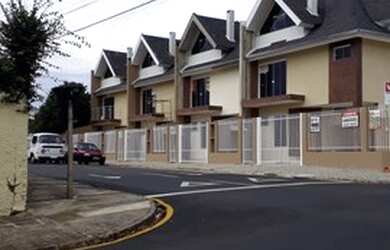 Imagem: A casa possui 3 Dormitórios, 2 Banheiros, 3 Vagas na garagem