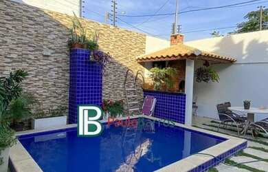 Imagem: A casa possui 3 Dormitórios, 3 Banheiros, 2 Vagas na garagem