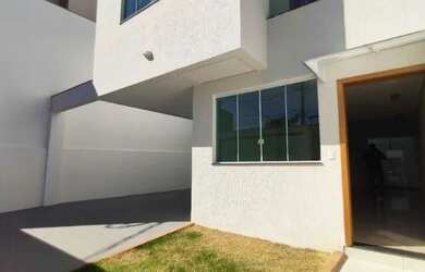 Imagem: A casa possui 3 Dormitórios, 3 Banheiros, 2 Vagas na garagem