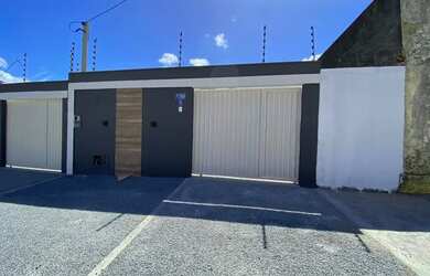 Imagem: A casa possui 3 Dormitórios, 1 Banheiro, 2 Vagas na garagem