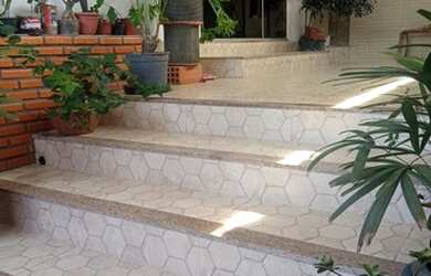 Imagem: A casa possui 3 Dormitórios, 2 Banheiros, 2 Vagas na garagem