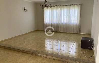 Imagem: A casa possui 3 Dormitórios, 2 Banheiros, 5 Vagas na garagem