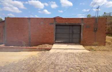 Imagem: A casa possui 2 Dormitórios e 1 Banheiro e está localizado