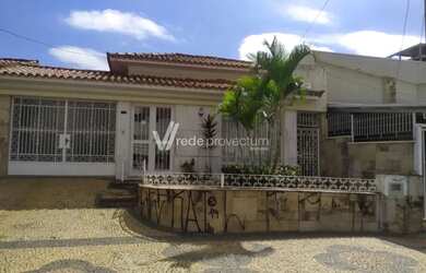 Imagem: A casa possui 3 Dormitórios, 3 Banheiros, 2 Vagas na garagem