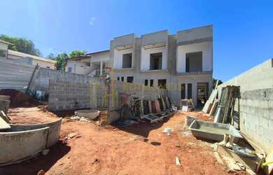 Imagem: A casa possui 3 Dormitórios, 3 Banheiros, 2 Vagas na garagem