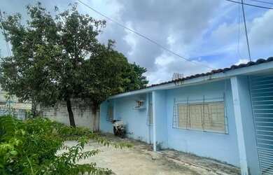 Imagem: A casa possui 4 Dormitórios, 2 Banheiros, 3 Vagas na garagem