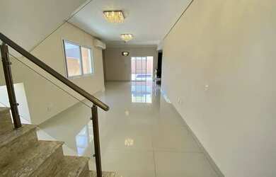 Imagem: A casa possui 4 Dormitórios, 1 Banheiro, 2 Vagas na garagem