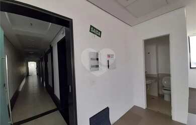 Imagem: O depósito possui 4 Vagas na garagem e 162m² de Área e está