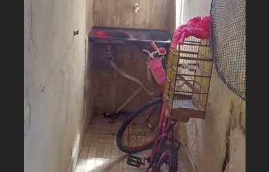 Imagem: A casa possui 2 Dormitórios e 1 Banheiro e está localizado