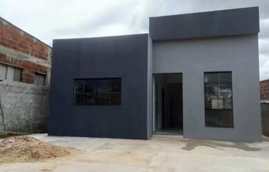 Imagem: A casa possui 3 Dormitórios, 2 Banheiros, 5 Vagas na garagem