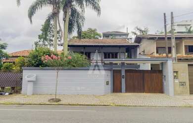 Imagem: A casa possui 4 Dormitórios, 2 Banheiros, 4 Vagas na garagem