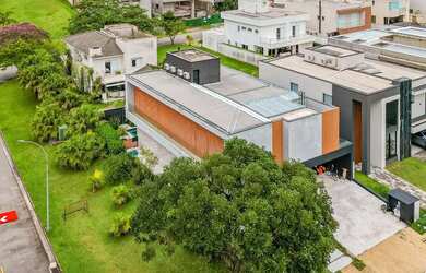 Imagem: A casa em condomínio possui 4 Dormitórios, 5 Banheiros, 5