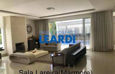 Imagem: A casa em condomínio à venda possui 5 Dormitórios, 5 Banheiros