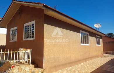 Imagem: A casa possui 3 Dormitórios, 2 Banheiros, 2 Vagas na garagem