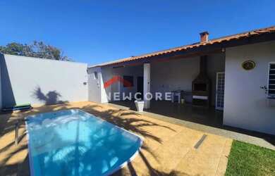 Imagem: A casa possui 3 Dormitórios, 2 Banheiros, 2 Vagas na garagem