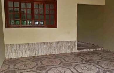 Imagem: A casa possui 2 Dormitórios, 1 Banheiro, 2 Vagas na garagem
