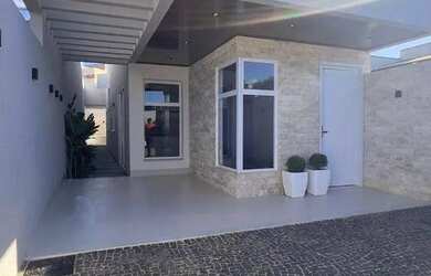 Imagem: A casa possui 3 Dormitórios, 2 Vagas na garagem, 124m² de