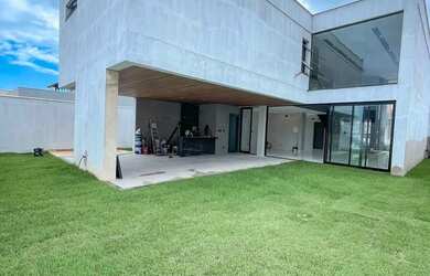 Imagem: A casa em condomínio possui 4 Dormitórios, 4 Banheiros, 4