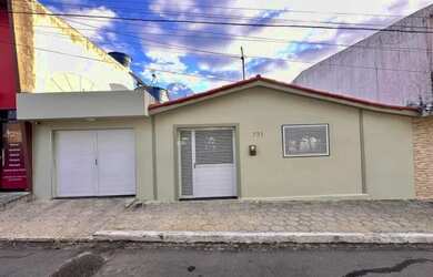 Imagem: A casa possui 3 Dormitórios, 1 Banheiro, 1 Vaga na garagem