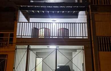 Imagem: A casa possui 2 Dormitórios, 2 Banheiros, 2 Vagas na garagem