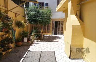 Imagem: A casa possui 4 Dormitórios, 3 Banheiros, 4 Vagas na garagem