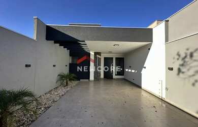 Imagem: A casa possui 3 Dormitórios, 2 Banheiros, 2 Vagas na garagem